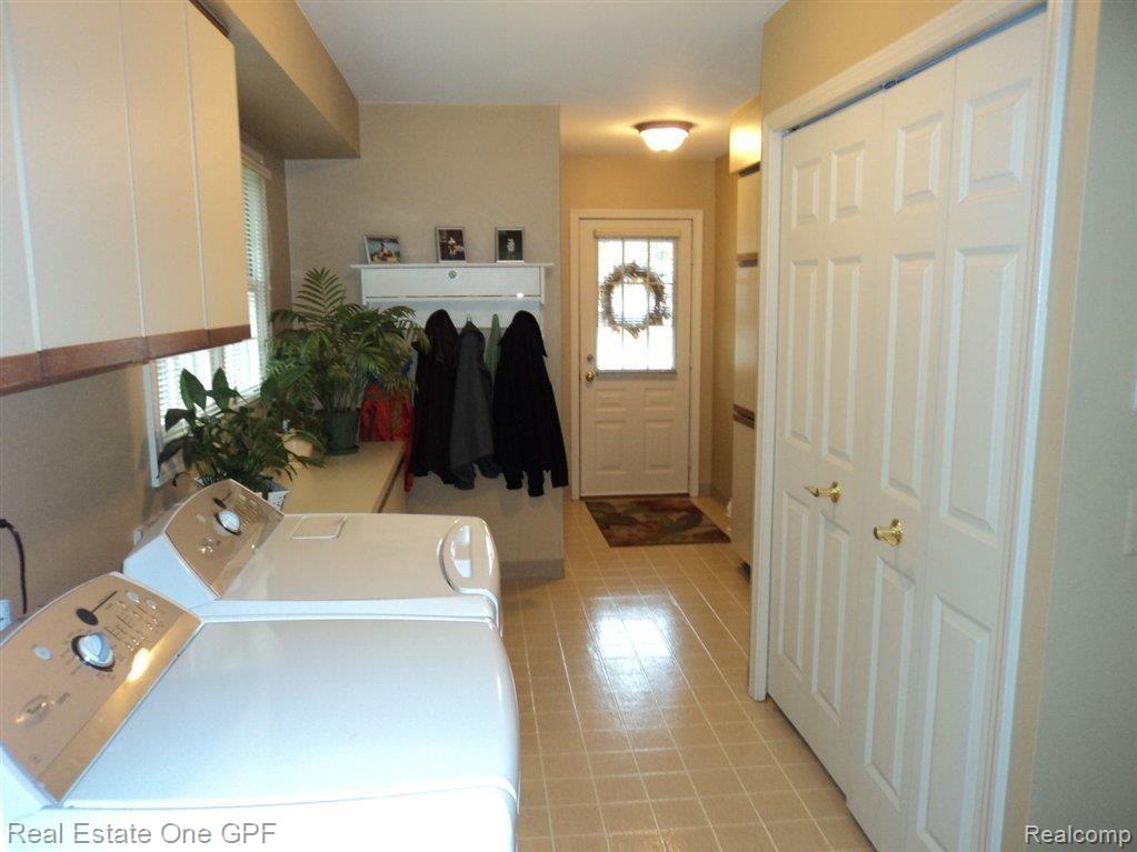 525 Thorntree Road Grosse Pointe, MI 48236 - Photo 8 of 24 736.JPG