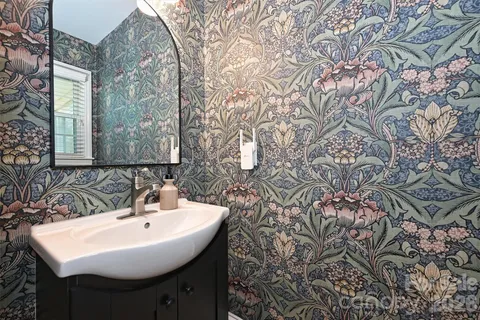 $675,000 | 2215 Shady View Drive, Charlotte, NC 28210