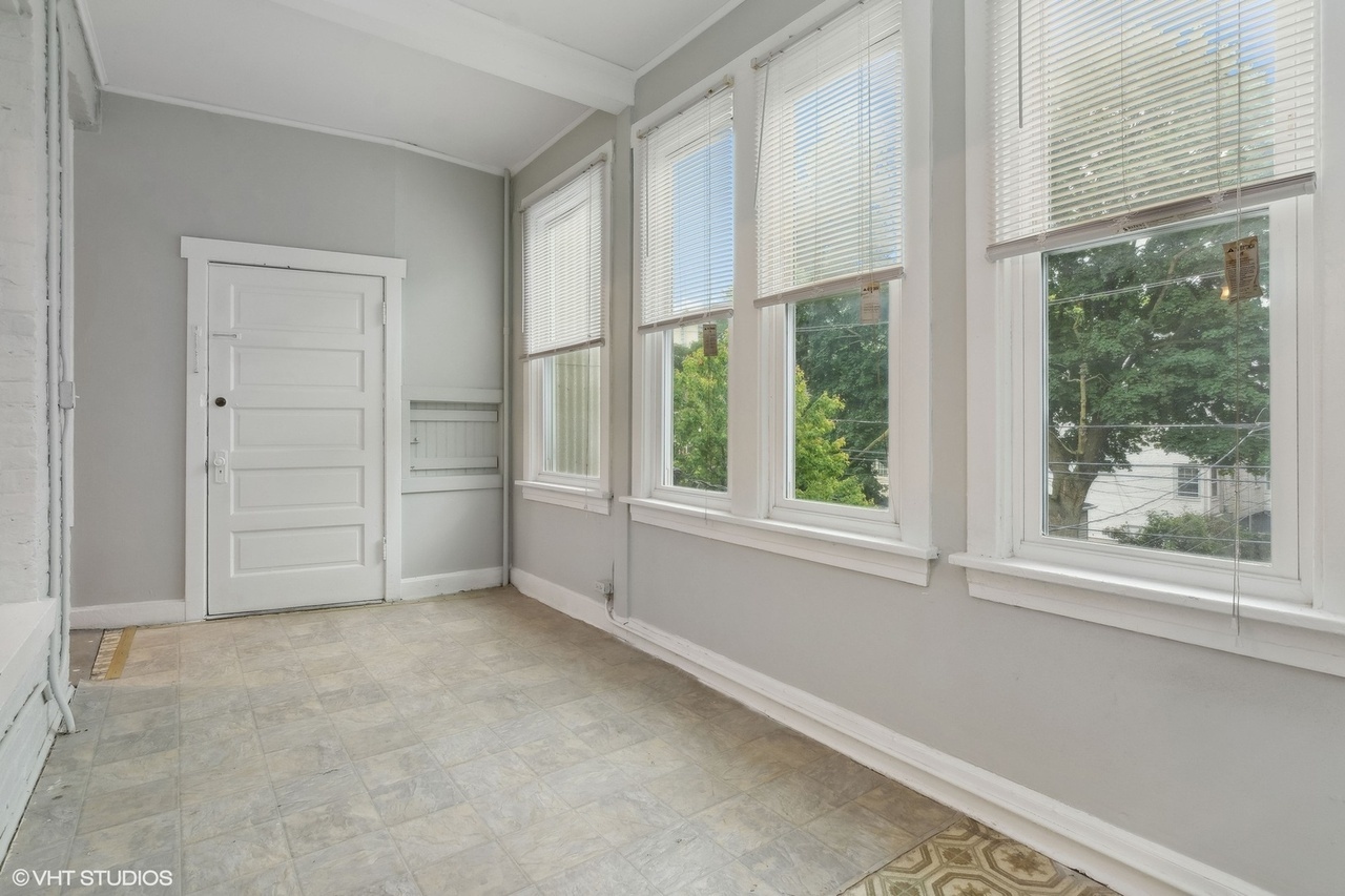 1311 West Thorndale Avenue Chicago, IL 60660 - Photo 19 of 28 an empty room with windows