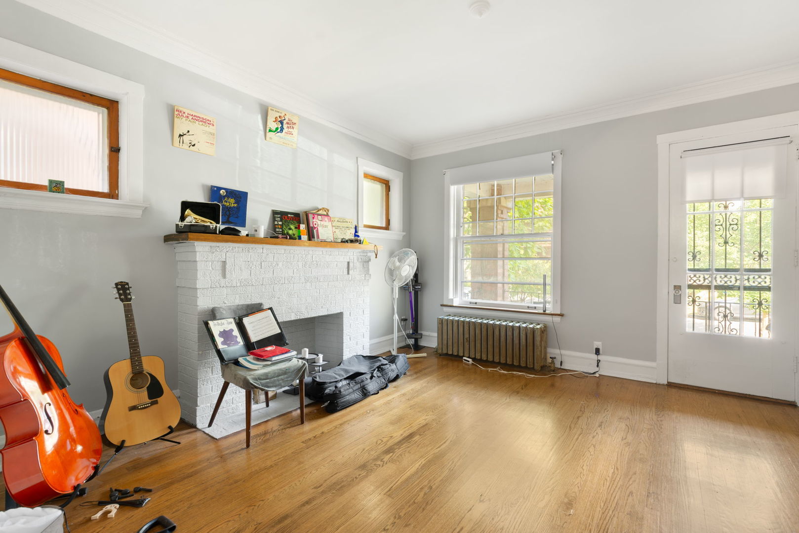 1311 West Thorndale Avenue Chicago, IL 60660 - Photo 20 of 28 a living room with furniture and a window