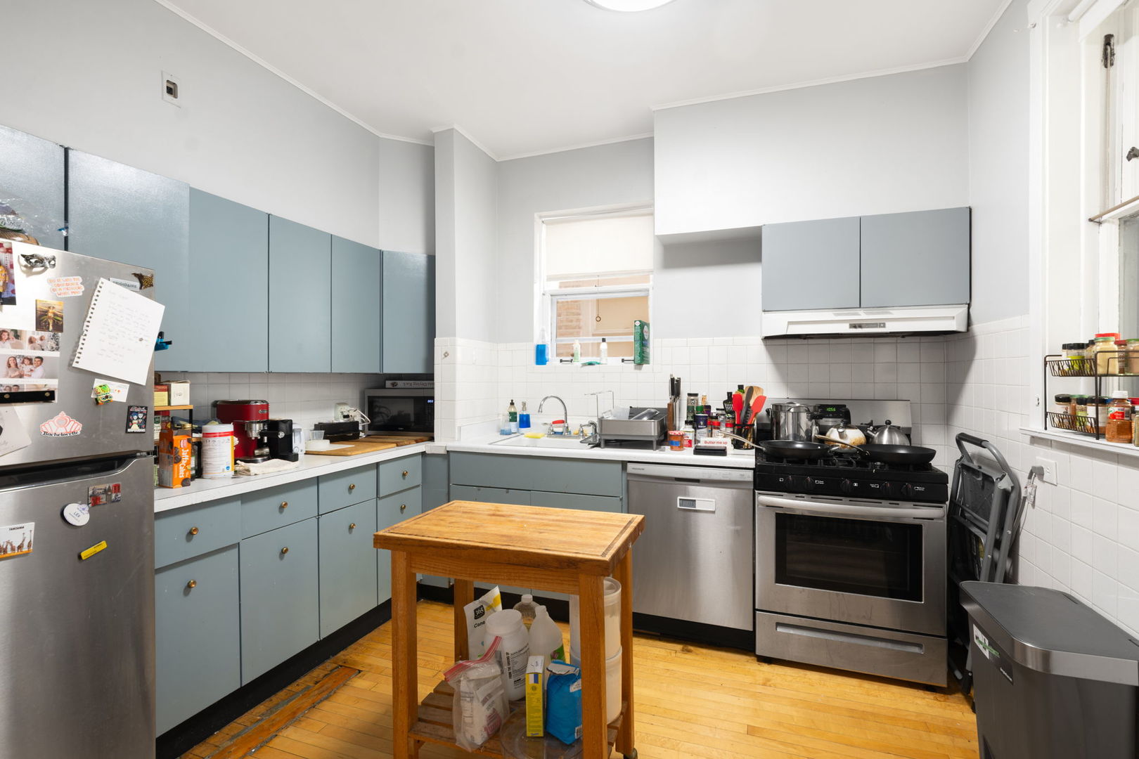 1311 West Thorndale Avenue Chicago, IL 60660 - Photo 4 of 28 a kitchen with a stove and a refrigerator