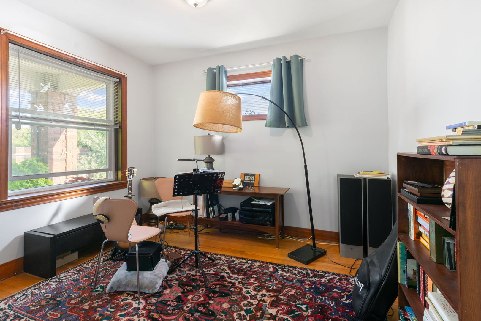 1311 West Thorndale Avenue Chicago, IL 60660 - Photo 6 of 28 a living room with furniture rug and window