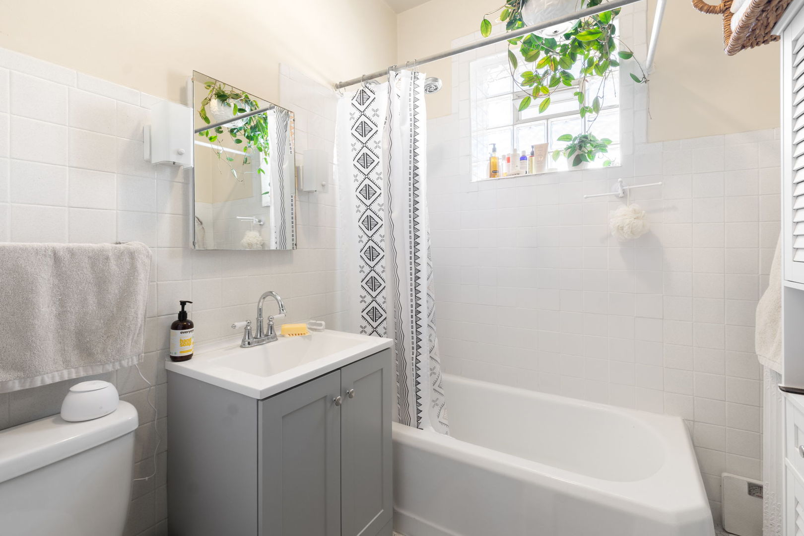 1311 West Thorndale Avenue Chicago, IL 60660 - Photo 8 of 28 a bathroom with a sink a toilet and shower