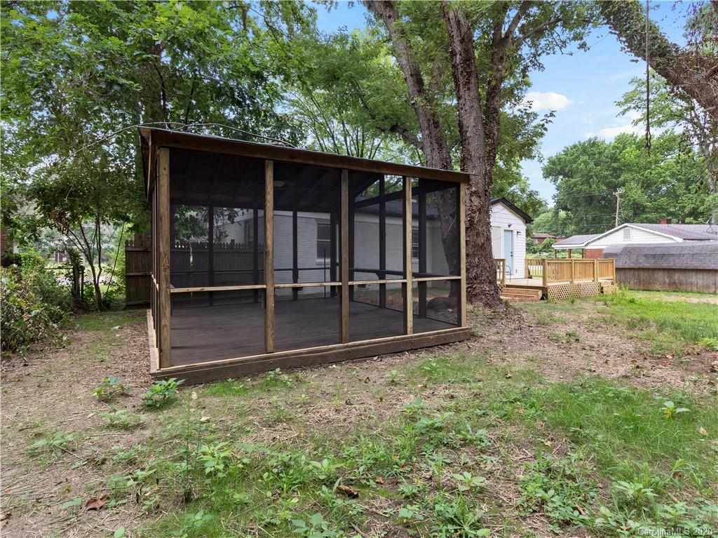 4152 Blenhein Road Charlotte, NC 28208 - Photo 5 of 34 a backyard of a house with table and chairs