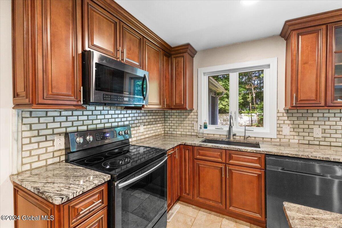 100 Traver Road Wilton, NY 12831 - Photo 10 of 31 09-IMG_0015
