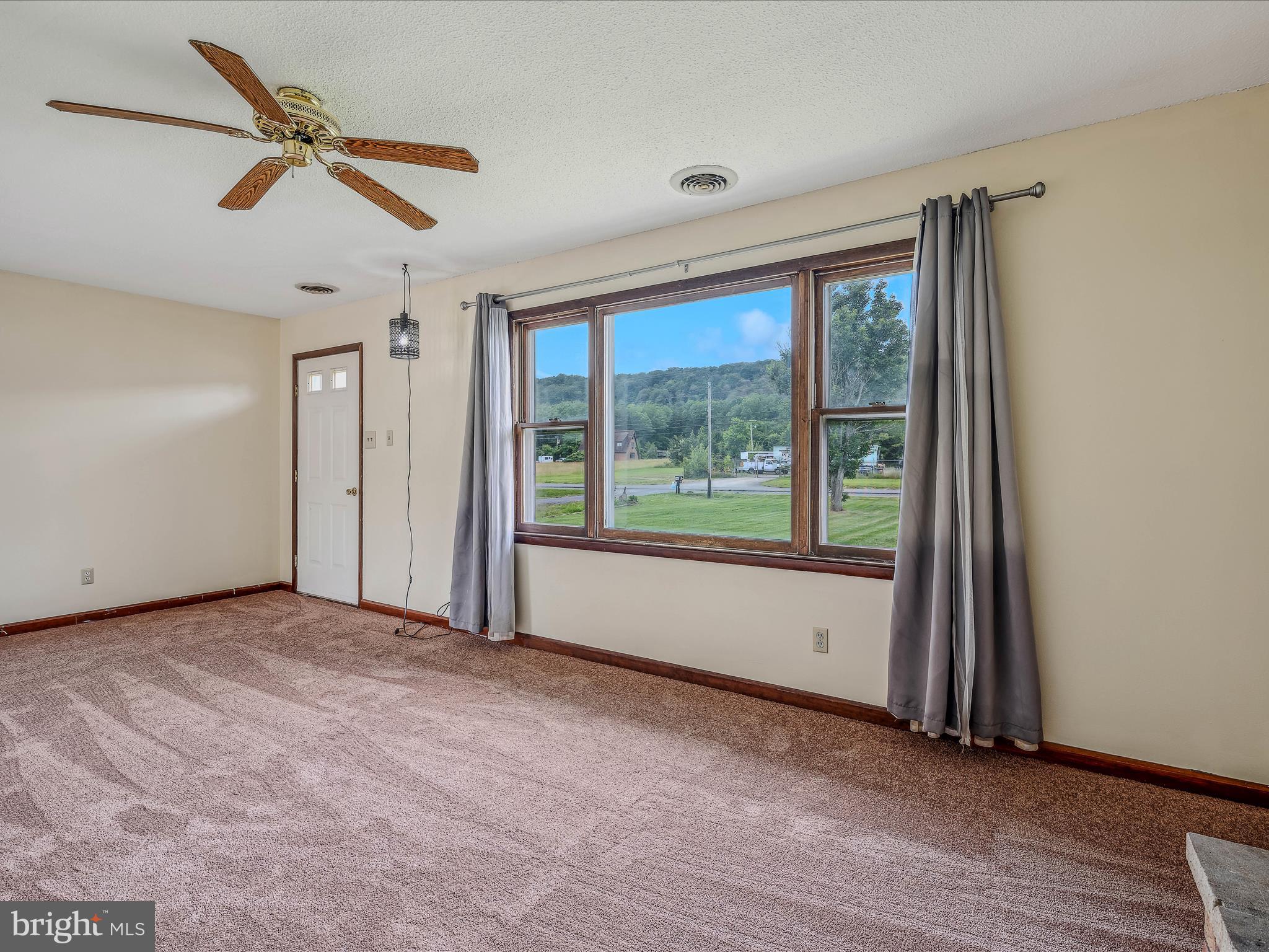 6073 Valley Road Berkeley Springs, WV 25411 - Photo 5 of 30 Living Room