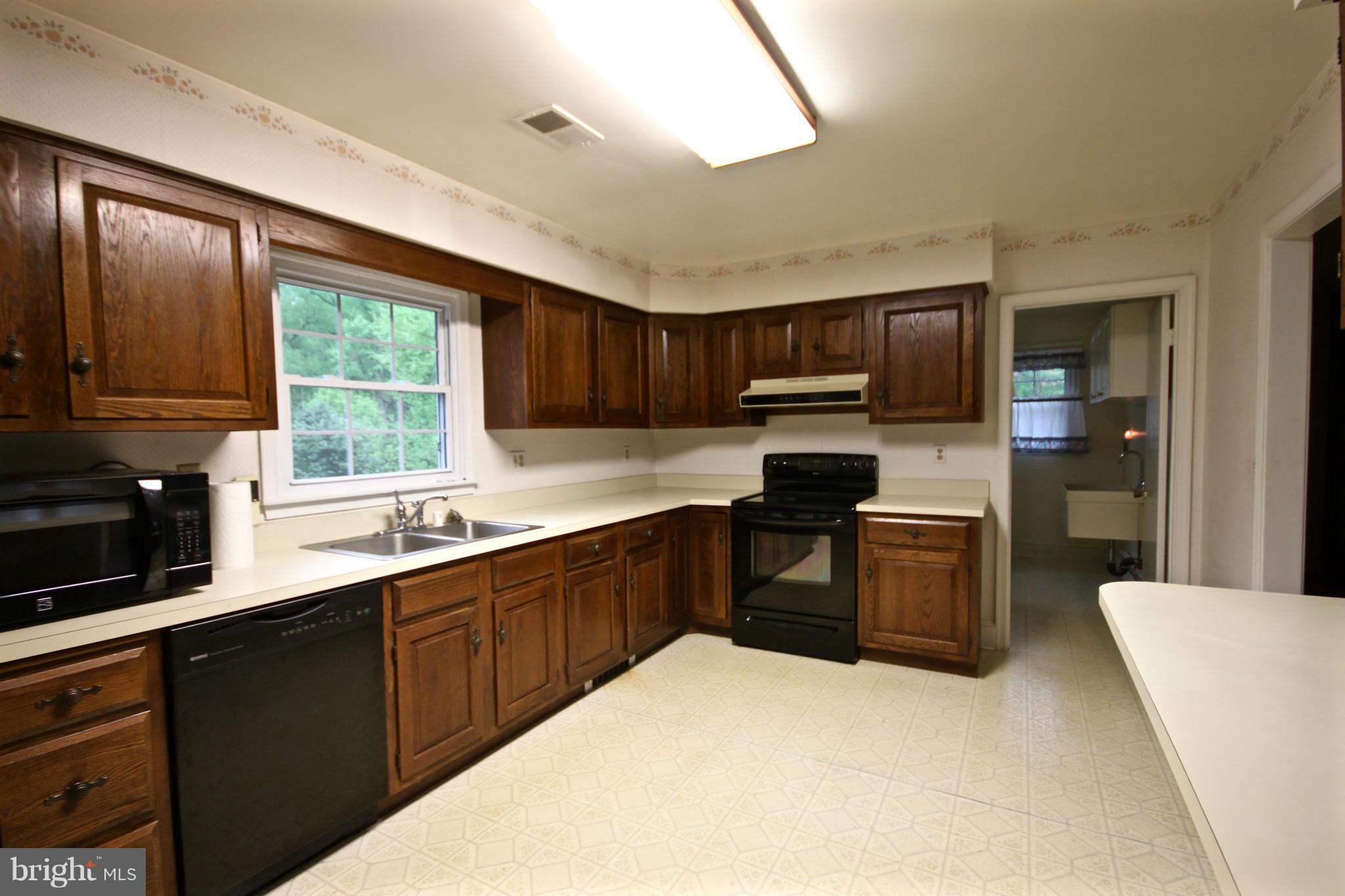 3626 Solomons Island Road Davidsonville, MD 21035 - Photo 11 of 29 Kitchen