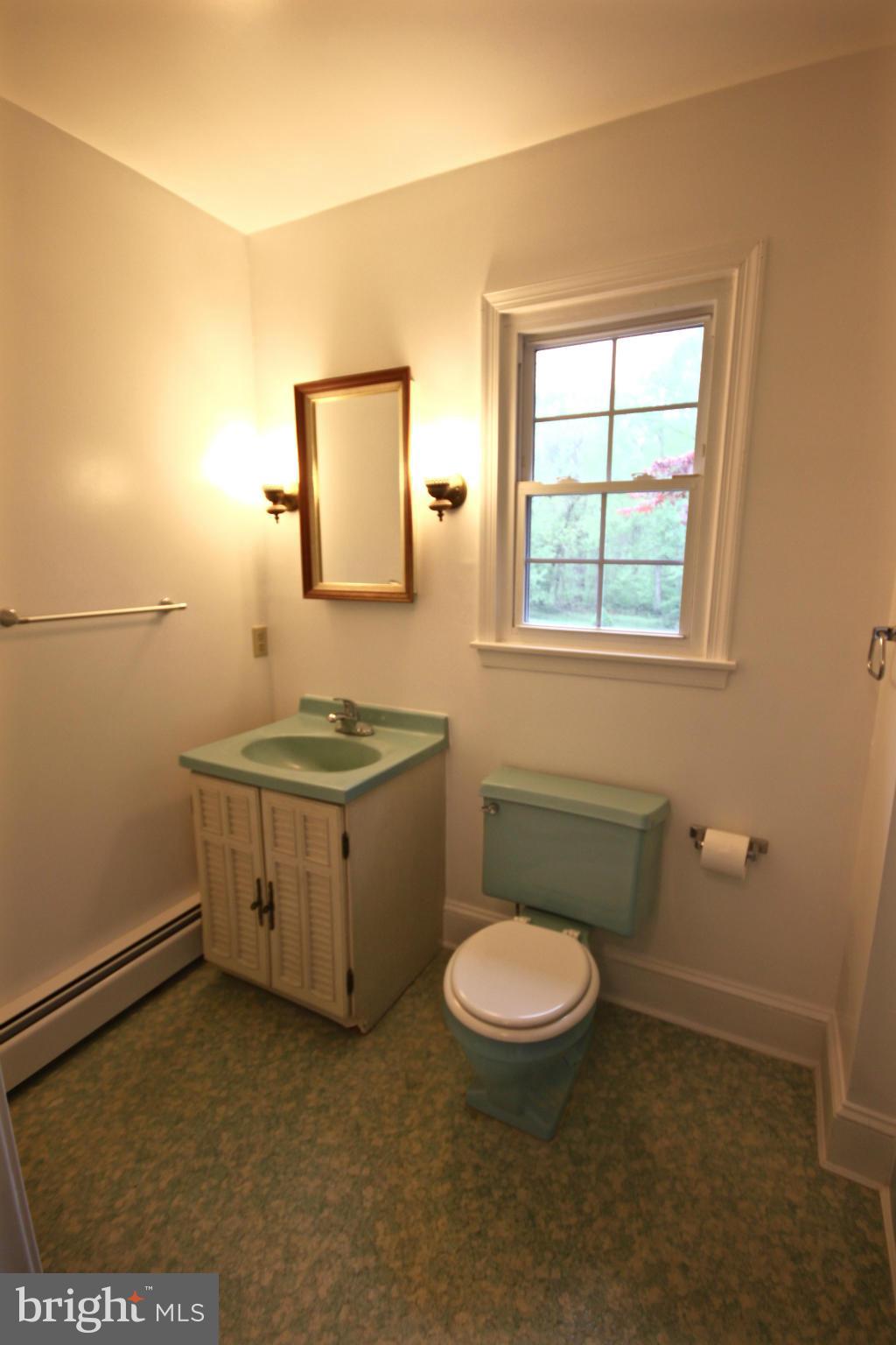 3626 Solomons Island Road Davidsonville, MD 21035 - Photo 8 of 29 Bath