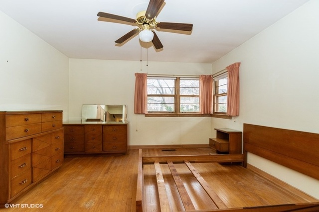 326 North County Line Road Hinsdale, IL 60521 - Photo 7 of 12 a room with furniture and windows