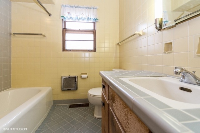 326 North County Line Road Hinsdale, IL 60521 - Photo 8 of 12 a bathroom with a sink a toilet and bathtub