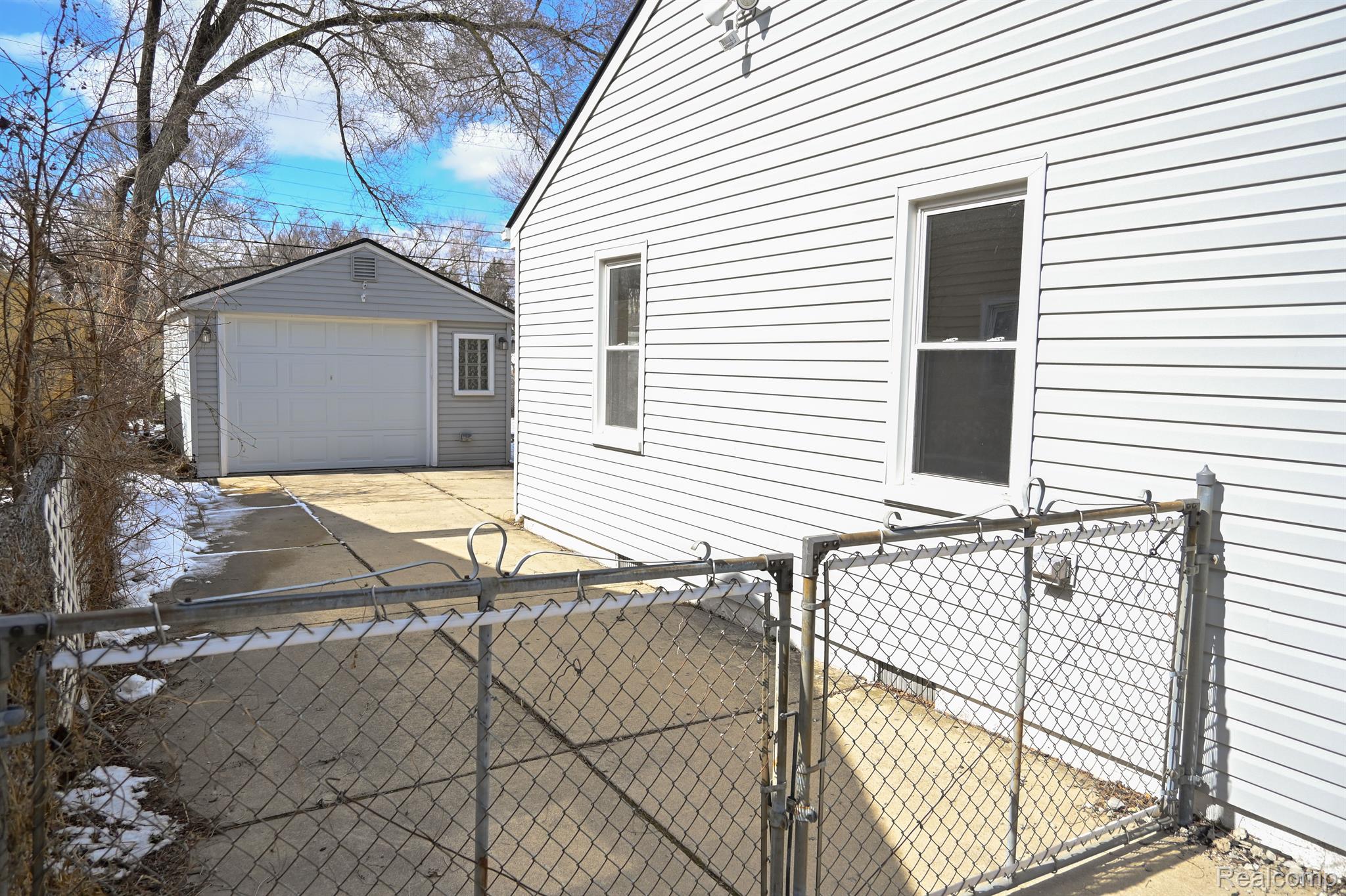 12241 Inkster Road Livonia, MI 48150 - Photo 3 of 18 Gallery Image 3