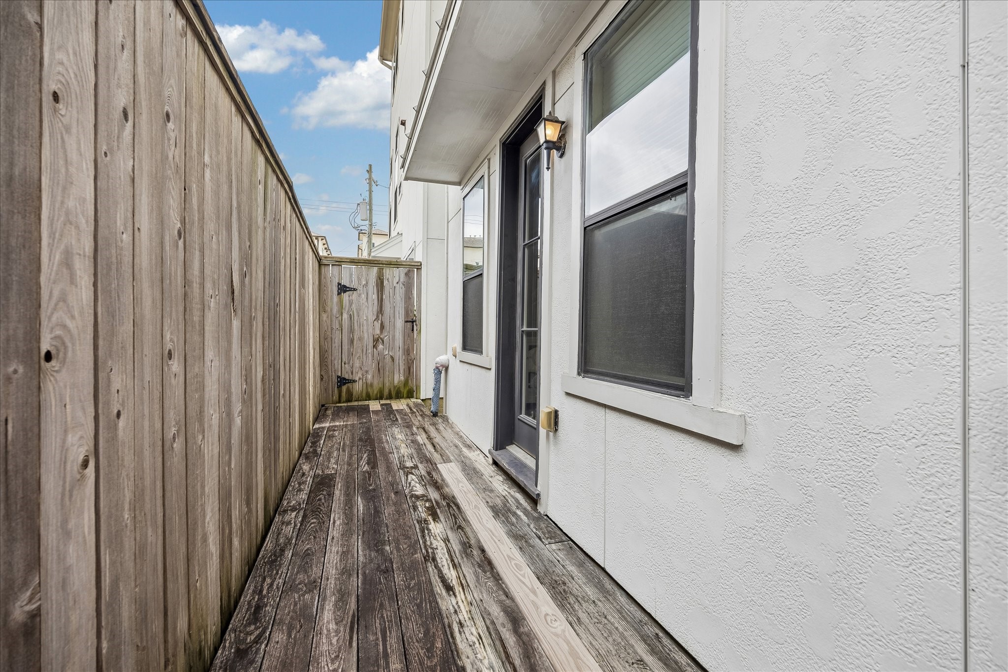 5708 Kansas Street, Unit B Houston, TX 77007 - Photo 17 of 20 Decked outdoor space