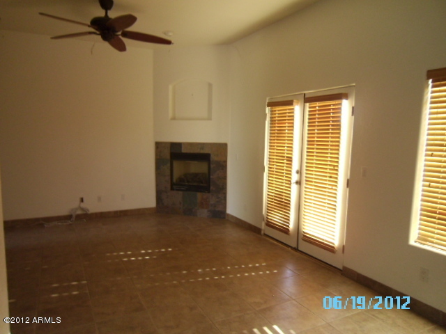 897 East Roma Avenue, Unit 3 Phoenix, AZ 85014 - Photo 5 of 11 SANY0580