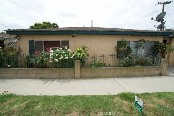 $3,100 | 150 West 49th Street, Long Beach, CA 90805