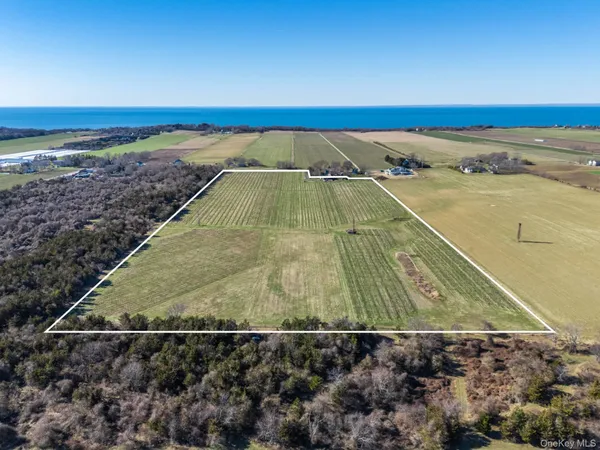 a view of a tennis court