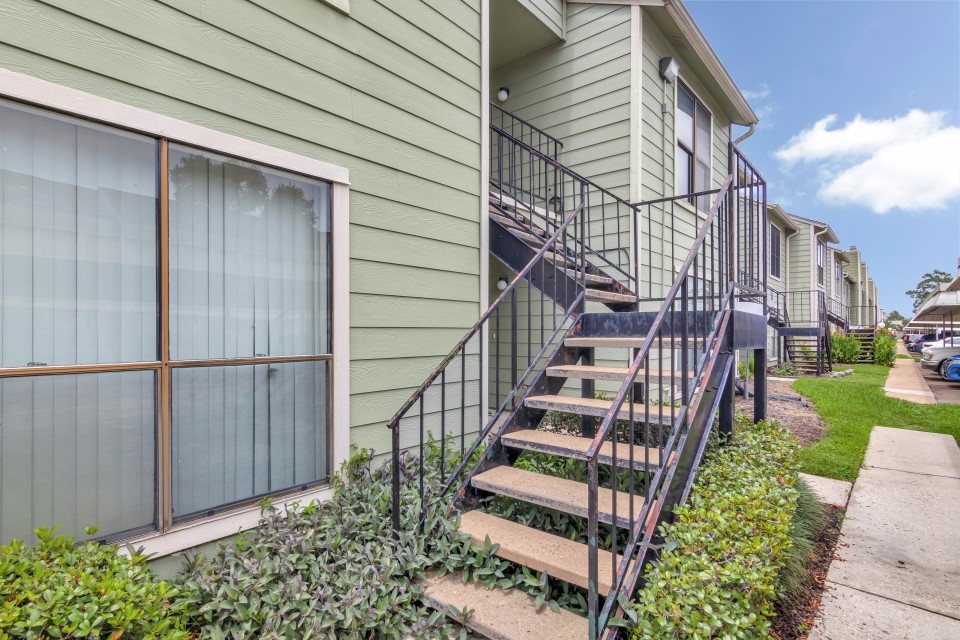 14777 Wunderlich Drive, Unit 1604 Houston, TX 77069 - Photo 2 of 19 a view of a yard with wooden fence and a bench