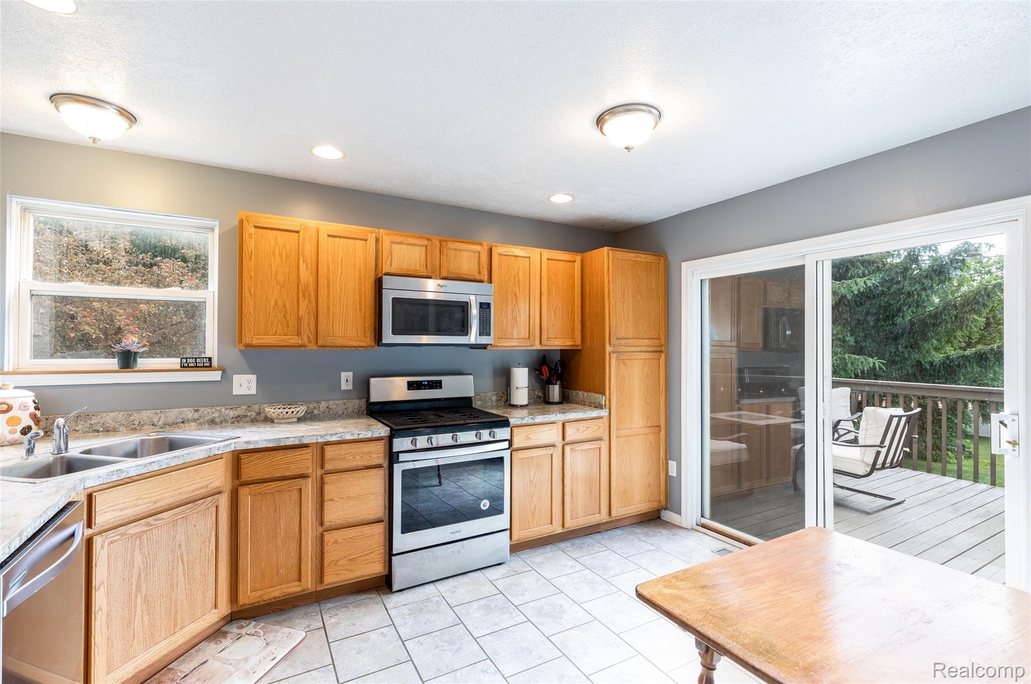 1095 Oakcrest Road Howell, MI 48843 - Photo 12 of 40 21.Kitchen