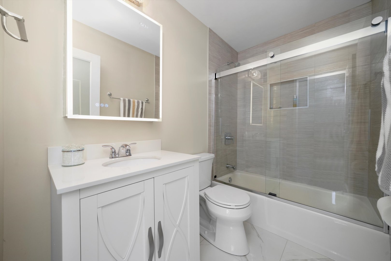 6171 North Sheridan Road, Unit 1401 Chicago, IL 60660 - Photo 12 of 29 a bathroom with a sink a toilet and shower