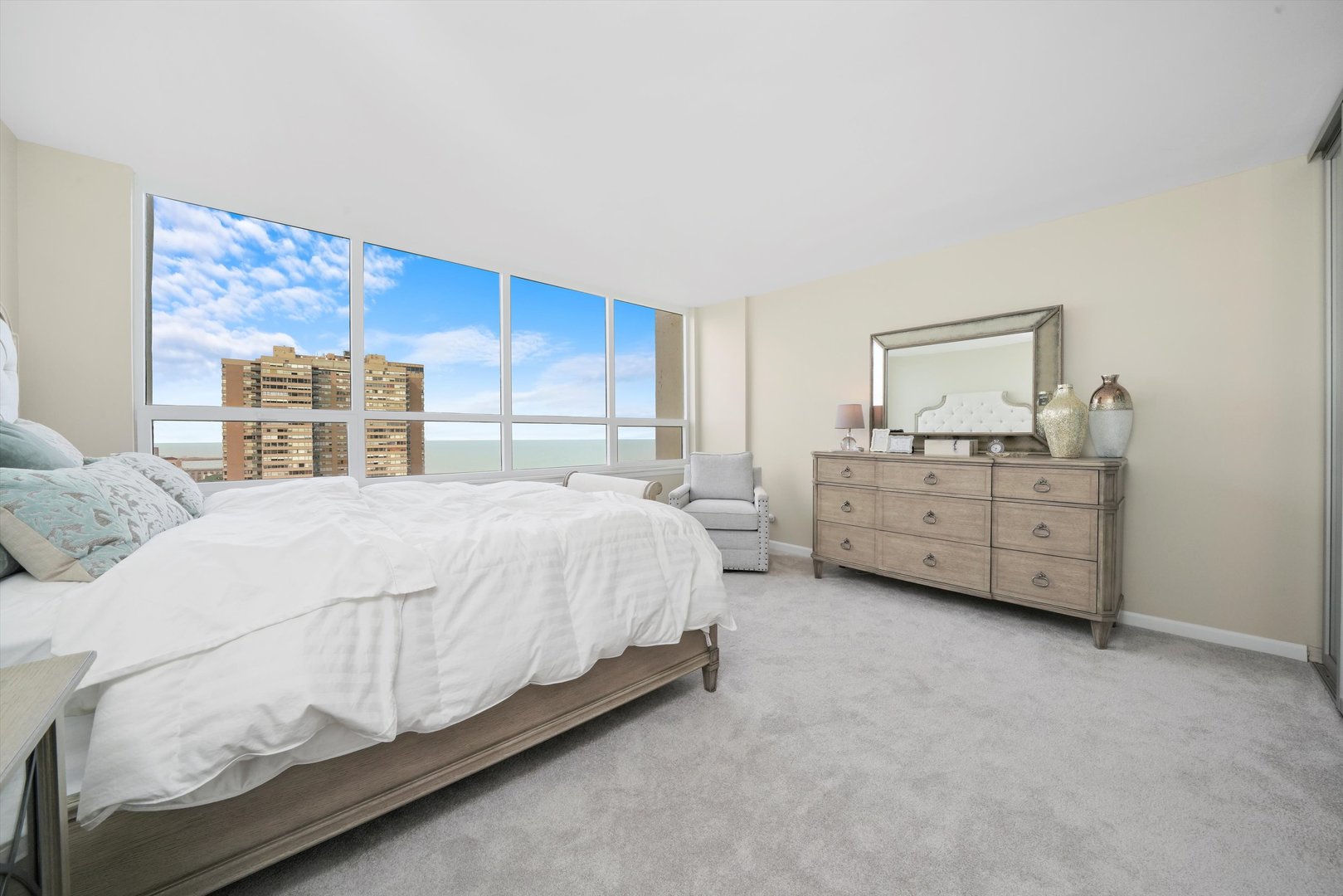 6171 North Sheridan Road, Unit 1401 Chicago, IL 60660 - Photo 14 of 29 a spacious bedroom with a bed and a large window