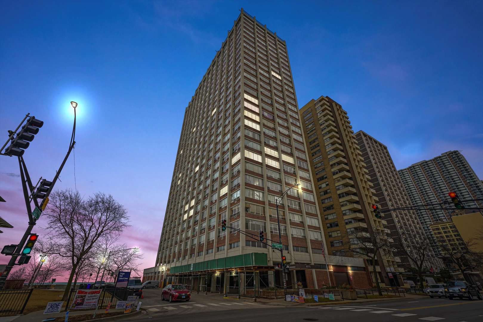 6171 North Sheridan Road, Unit 1401 Chicago, IL 60660 - Photo 17 of 29 a view of a large building