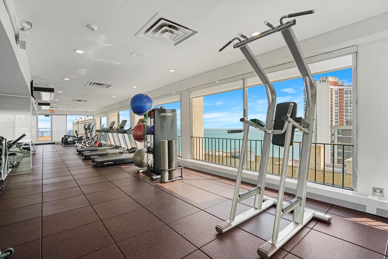 6171 North Sheridan Road, Unit 1401 Chicago, IL 60660 - Photo 19 of 29 a view of gym