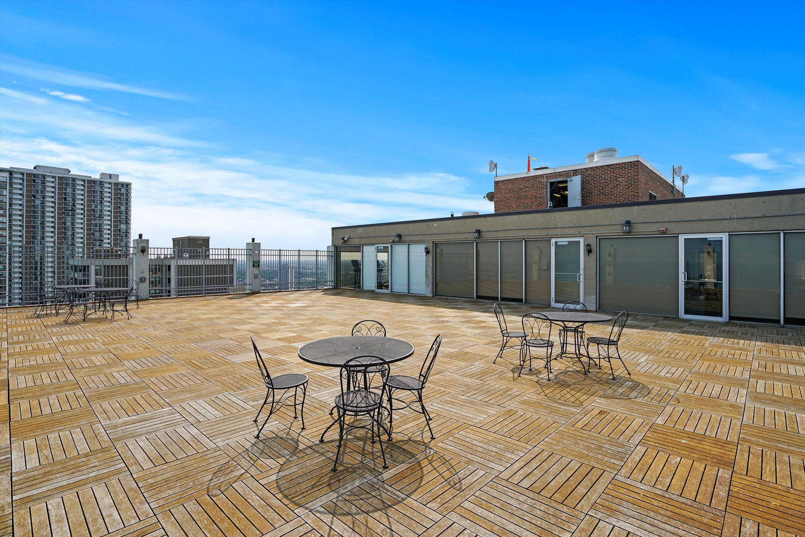 6171 North Sheridan Road, Unit 1401 Chicago, IL 60660 - Photo 21 of 29 a backyard of a house with table and chairs