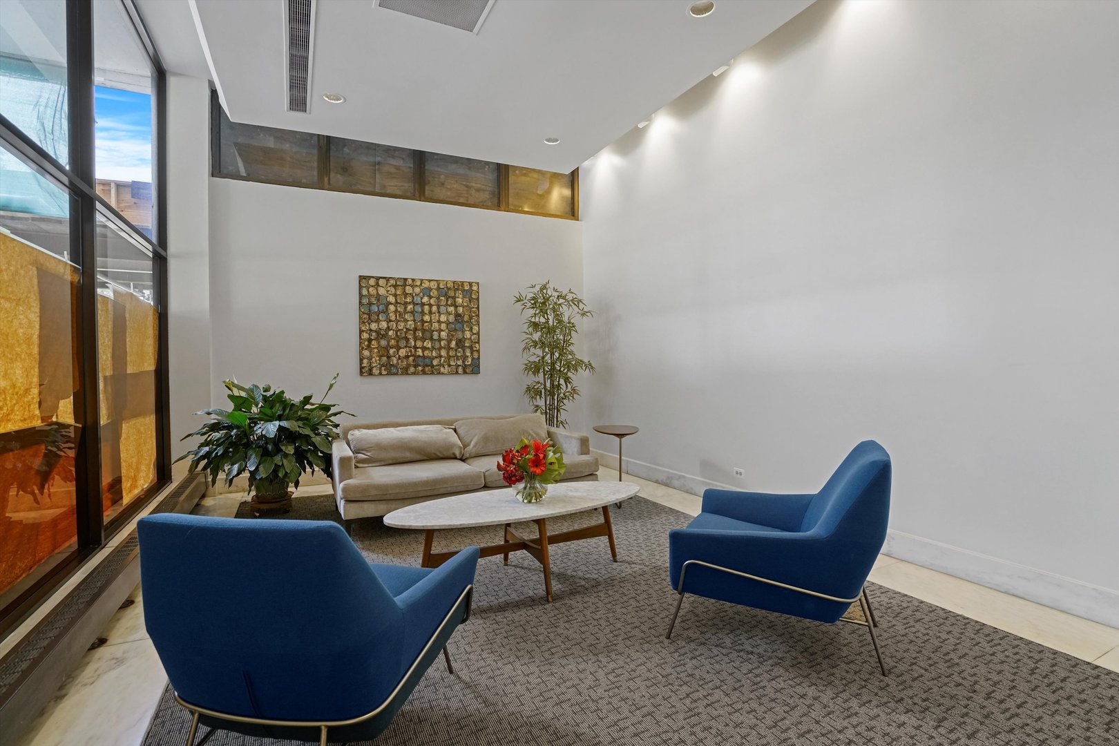 6171 North Sheridan Road, Unit 1401 Chicago, IL 60660 - Photo 24 of 29 a living room with furniture flowerpot and a potted plant
