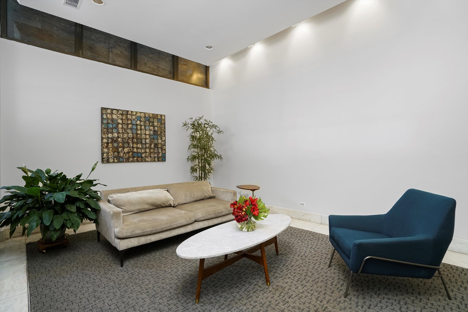 6171 North Sheridan Road, Unit 1401 Chicago, IL 60660 - Photo 25 of 29 a living room with furniture and a potted plant