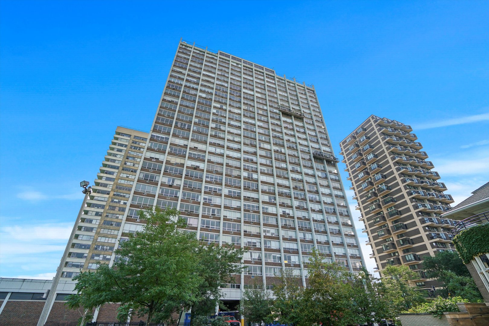 6171 North Sheridan Road, Unit 1401 Chicago, IL 60660 - Photo 26 of 29 a front view of a building