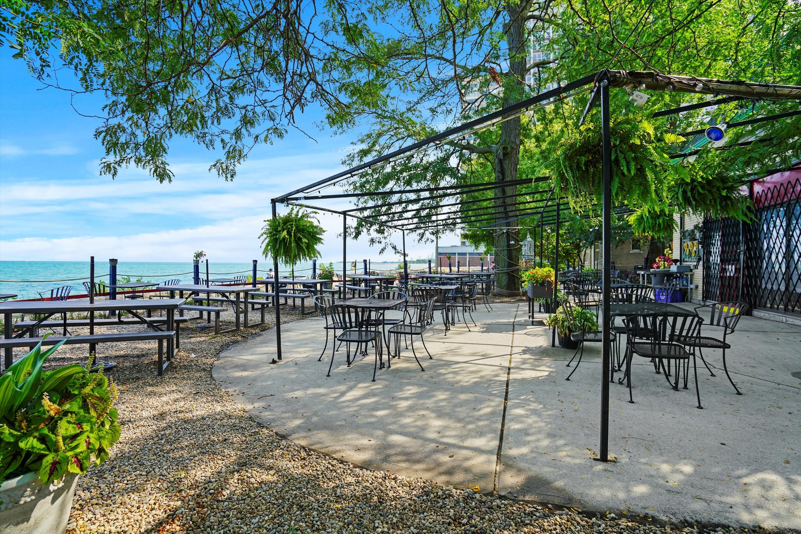6171 North Sheridan Road, Unit 1401 Chicago, IL 60660 - Photo 28 of 29 a view of a tables and chairs under an umbrella
