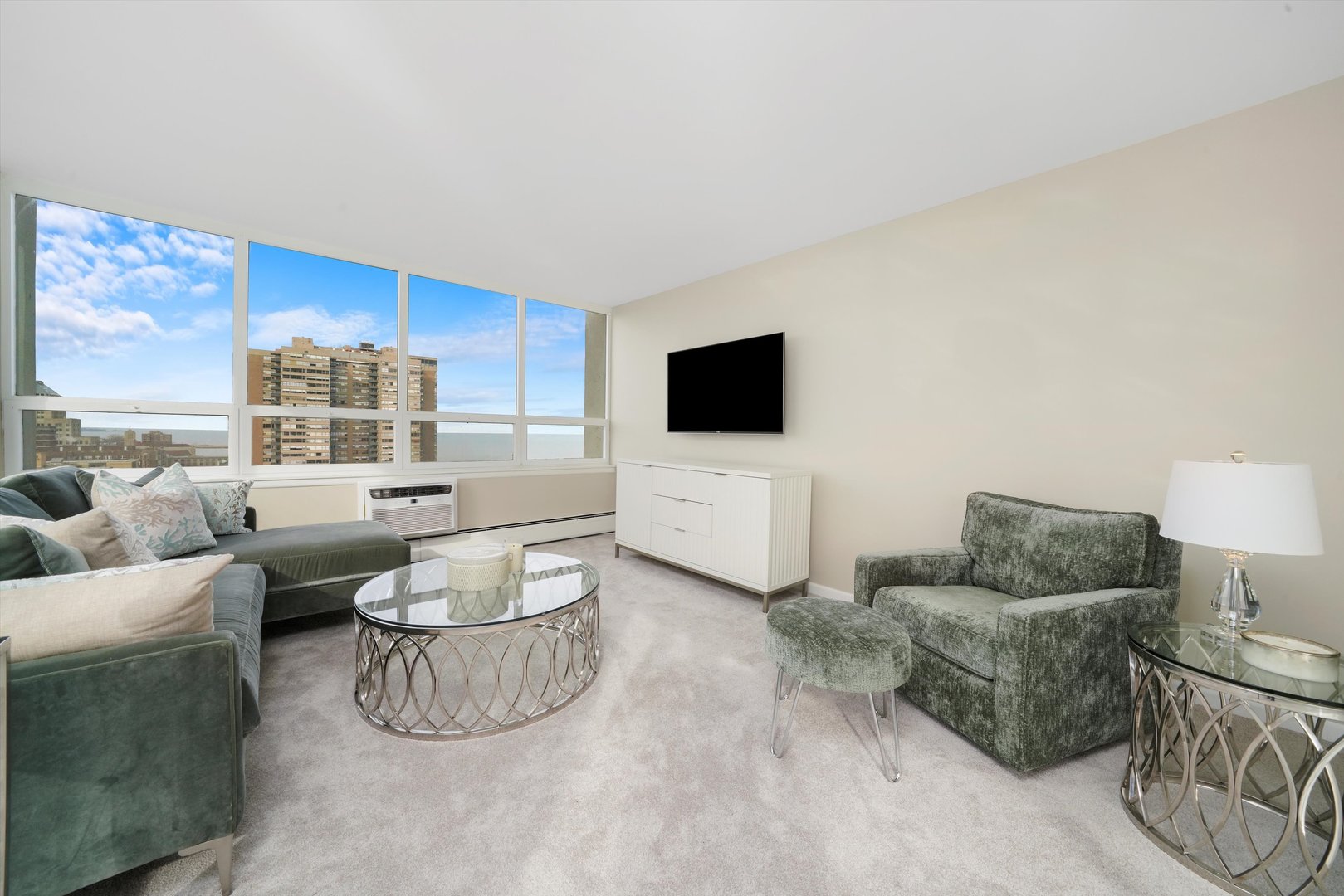 6171 North Sheridan Road, Unit 1401 Chicago, IL 60660 - Photo 9 of 29 a living room with furniture and a flat screen tv