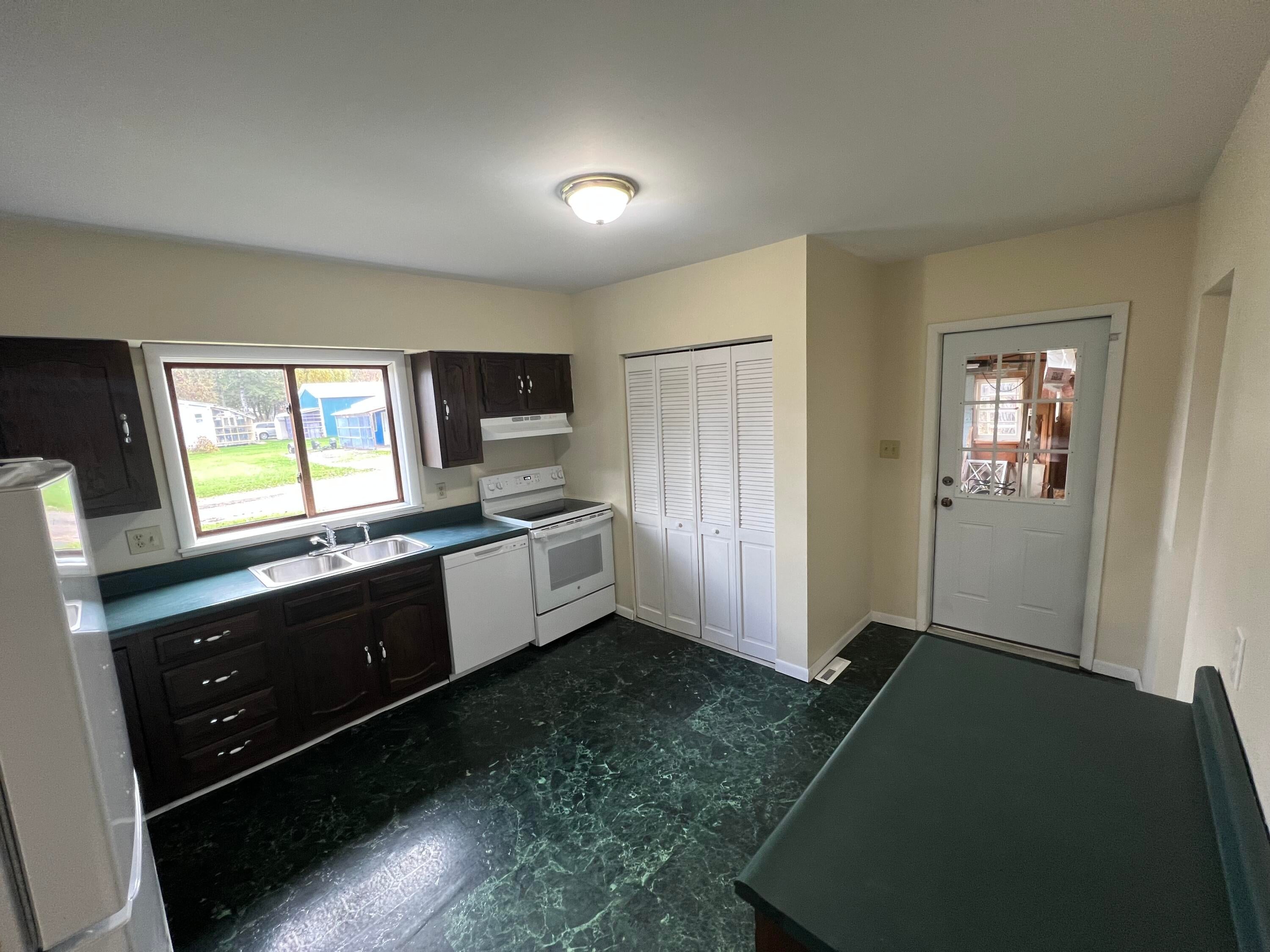 532 Duncan Avenue Cheboygan, MI 49721 - Photo 9 of 26 Gallery Image 9