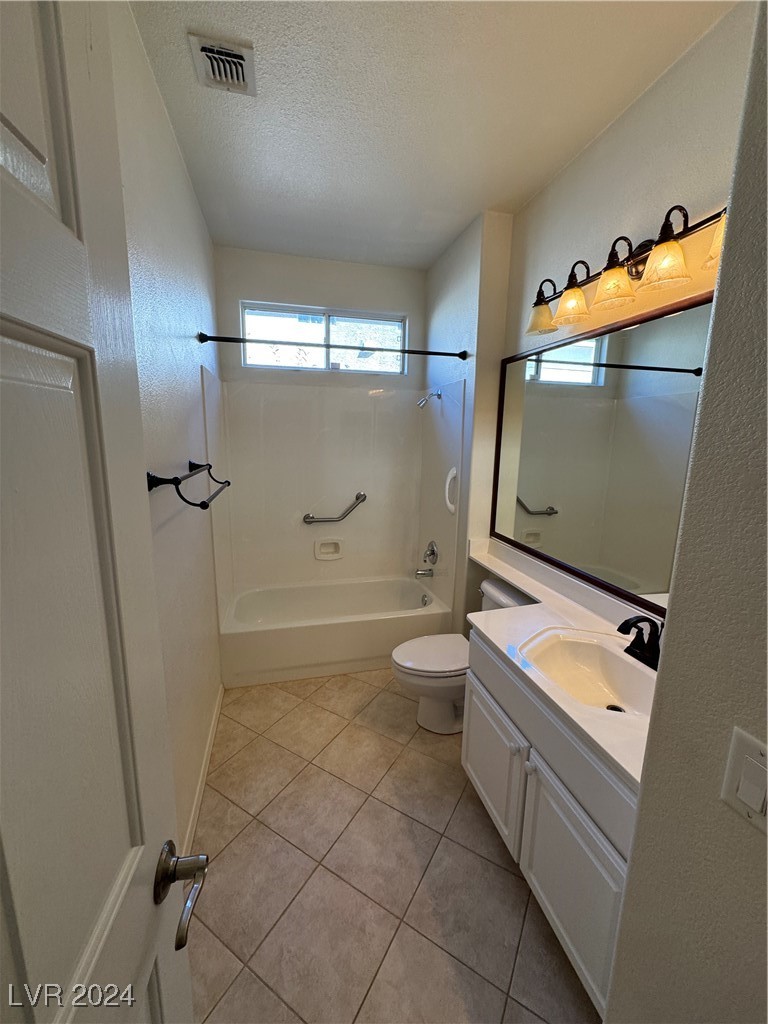 3025 Fort Stanwix Road Henderson, NV 89052 - Photo 17 of 45 Hall Bath with Tub