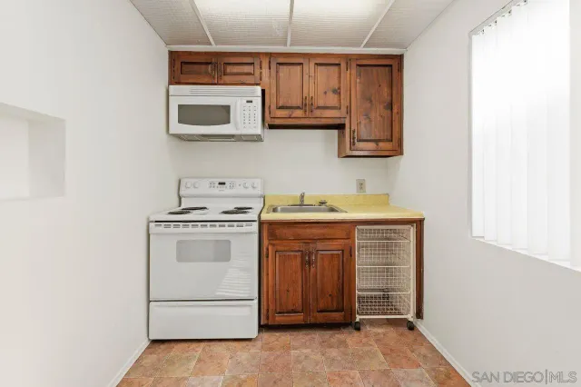 a view of a storage & utility room with washer and dryer