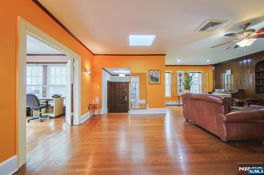 586 Hillside Street Ridgefield, NJ 07657 - Photo 9 of 46