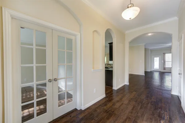 en empty room with ceiling fan and window