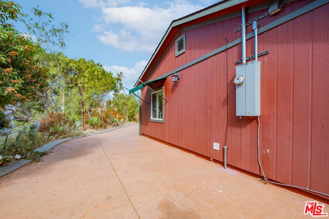 6820 Parsons Trail Tujunga, CA 91042 - Photo 27 of 36 a backyard of a house