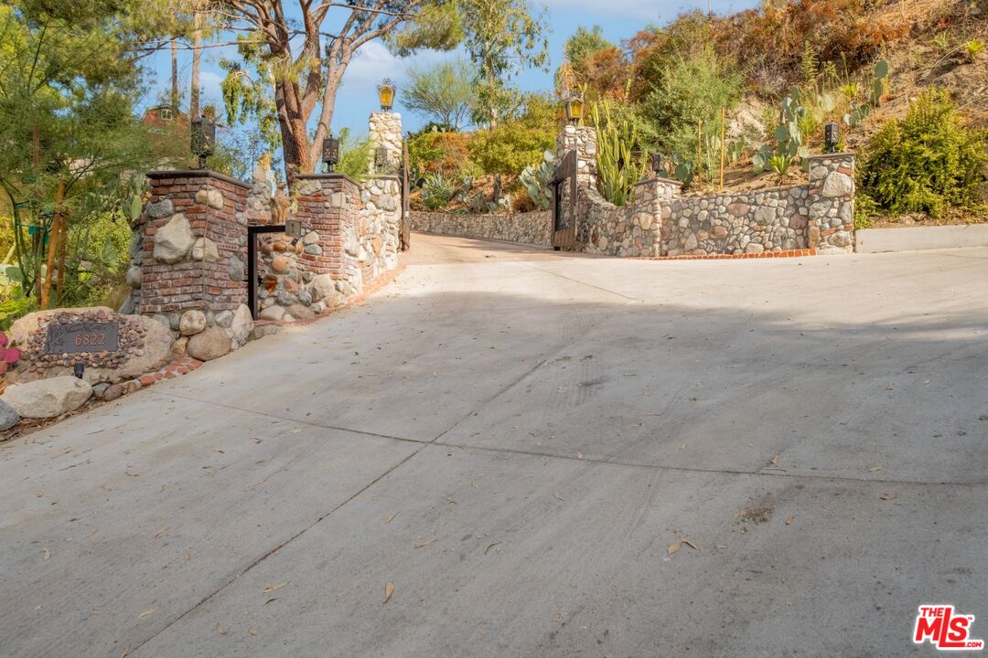 6820 Parsons Trail Tujunga, CA 91042 - Photo 3 of 36 a view of yard