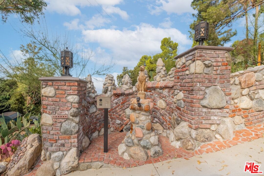 6820 Parsons Trail Tujunga, CA 91042 - Photo 4 of 36 a view of a yard