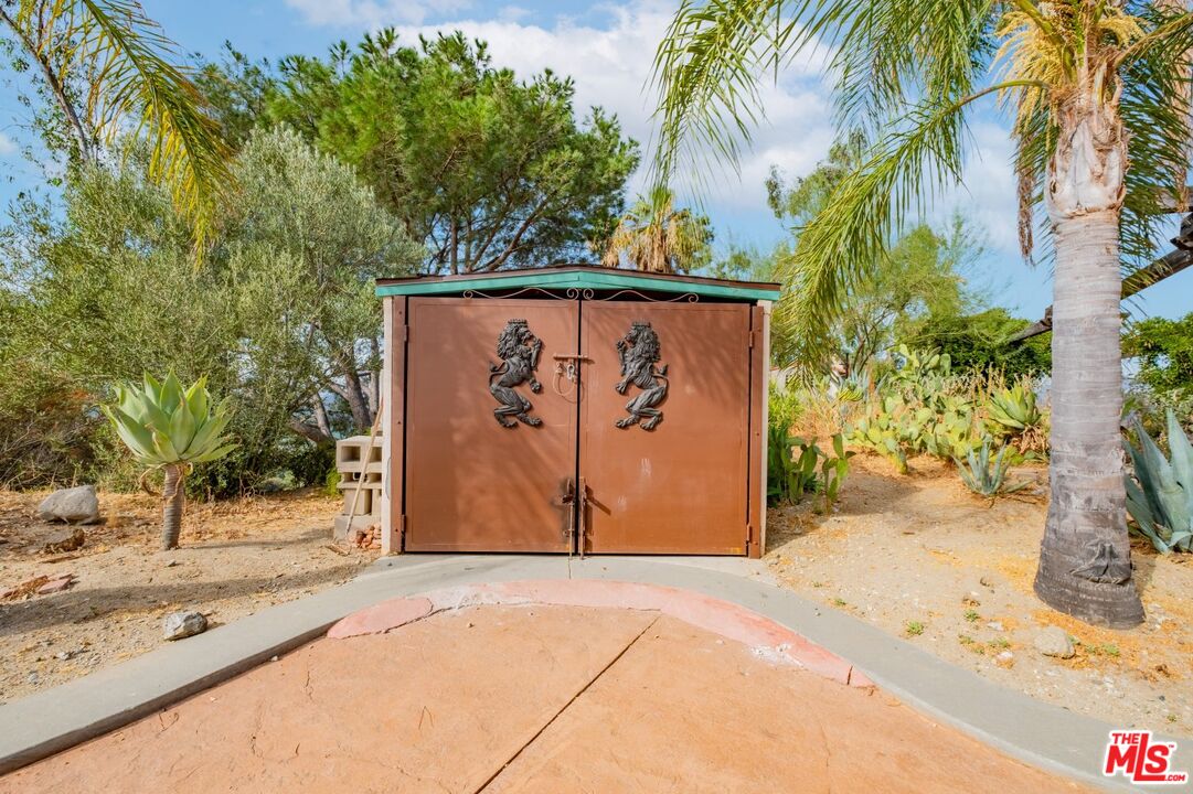 6820 Parsons Trail Tujunga, CA 91042 - Photo 8 of 36 a view of entrance gate of a house