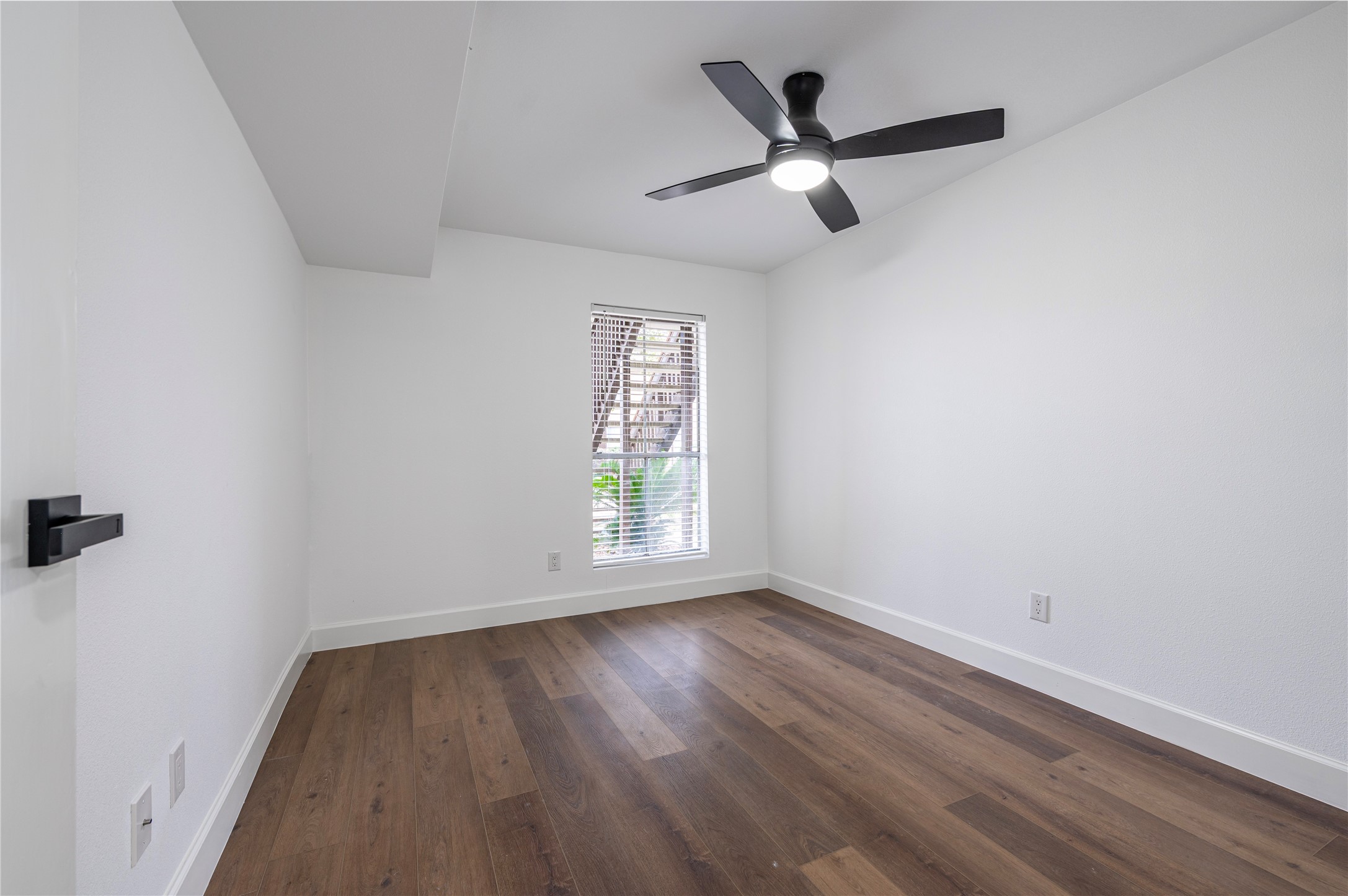 1500 Bay Area Boulevard, Unit 331 Houston, TX 77058 - Photo 19 of 27 an empty room with wooden floor a ceiling fan and windows