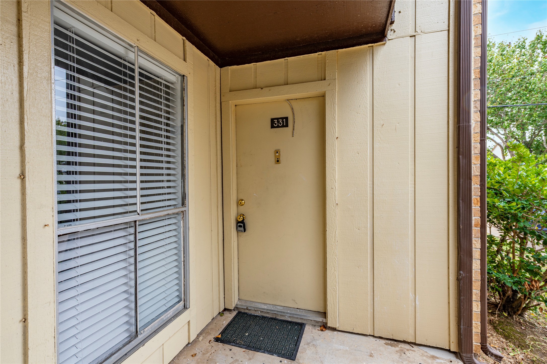 1500 Bay Area Boulevard, Unit 331 Houston, TX 77058 - Photo 4 of 27 a view of front door and deck of the house
