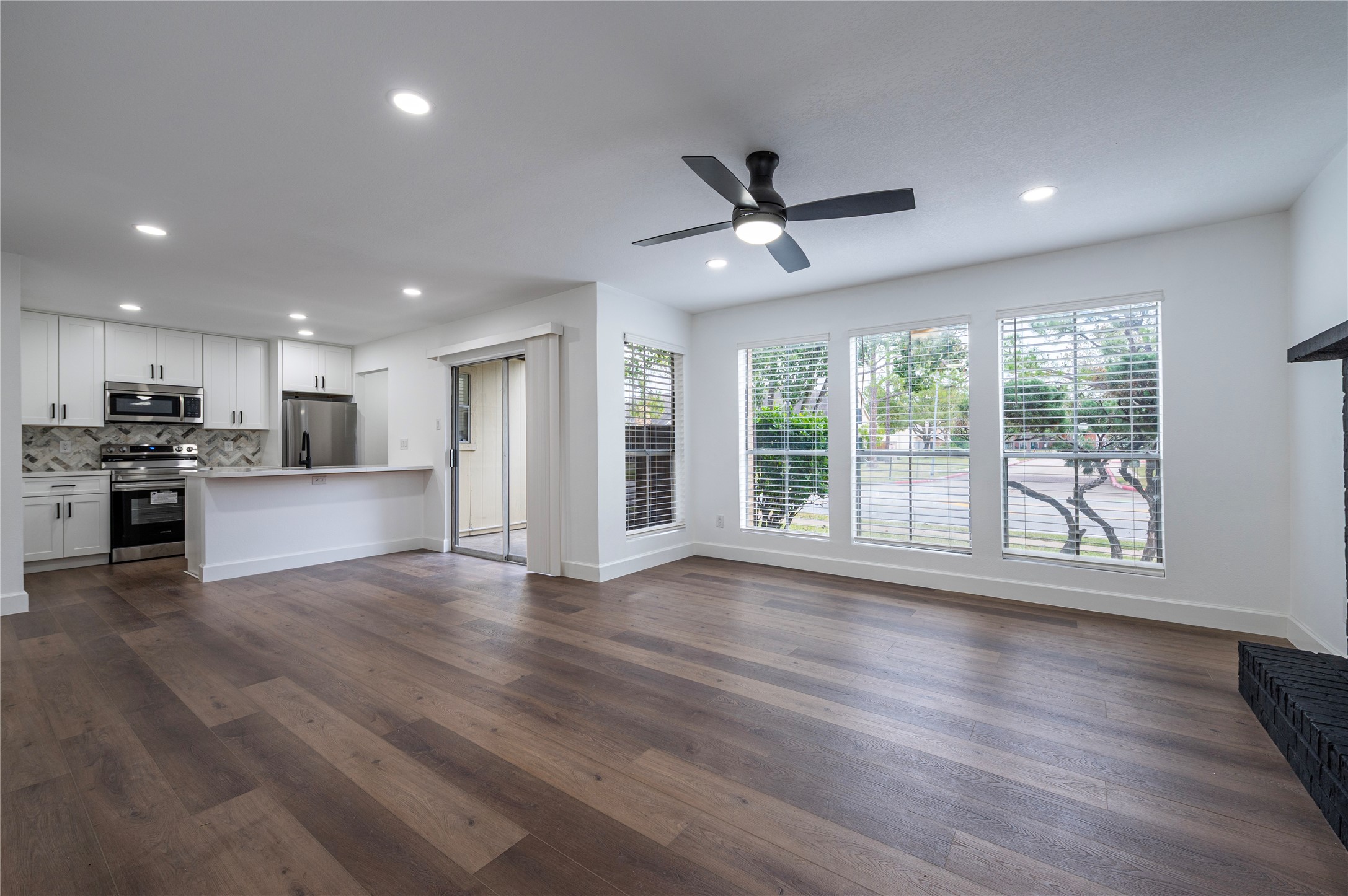 1500 Bay Area Boulevard, Unit 331 Houston, TX 77058 - Photo 5 of 27 a view of kitchen with wooden floor and window