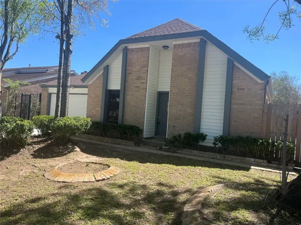 $2,300 | 11831 Oak Meadow Drive, Meadows Place, TX 77477