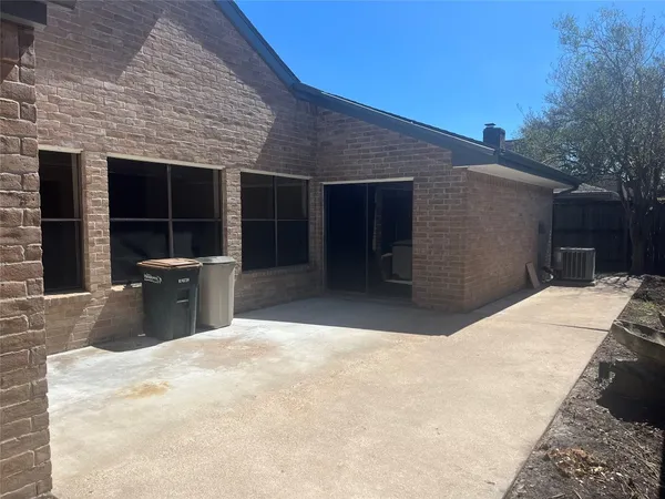 $2,300 | 11831 Oak Meadow Drive, Meadows Place, TX 77477