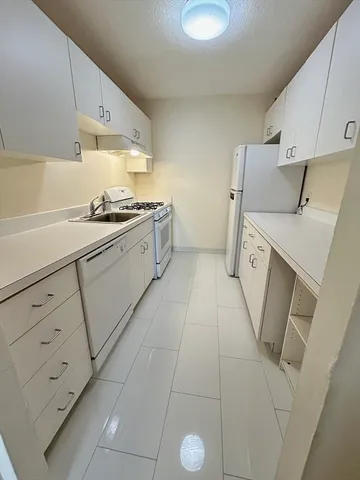 $2,750 | 33 Pond Avenue, Unit 401, Brookline, MA 02445