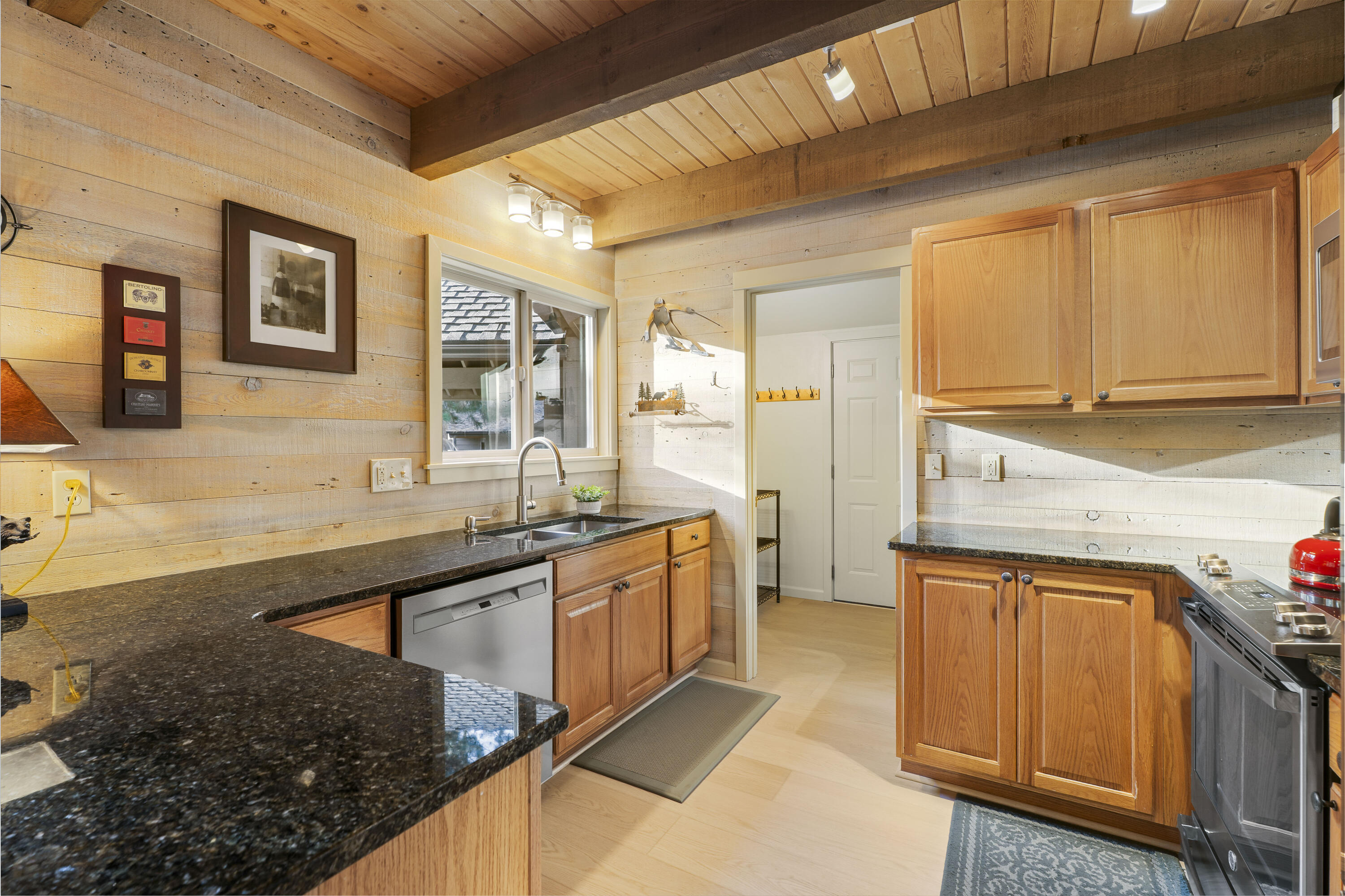 57532 Tamarack Lane, Unit 10 Sunriver, OR 97707 - Photo 6 of 21 Kitchen