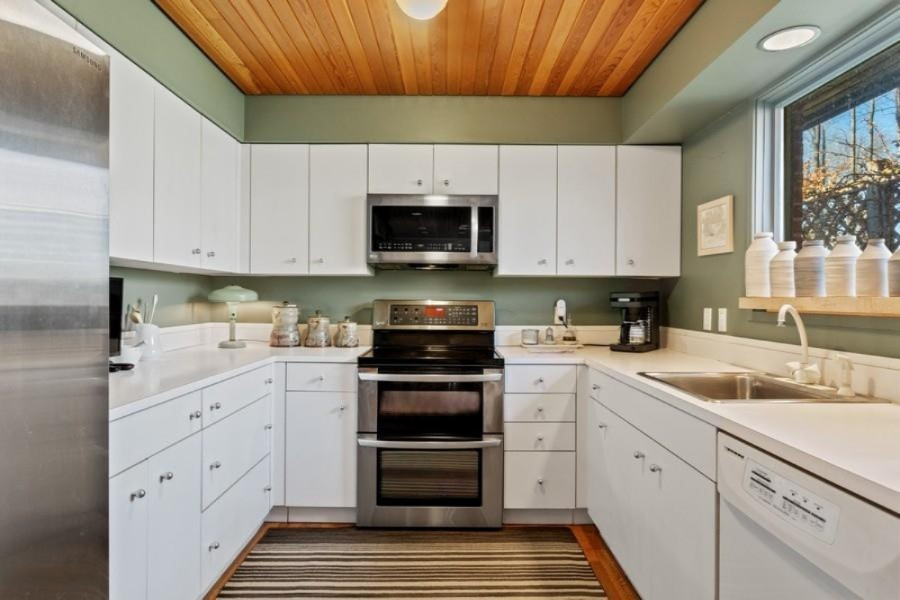 14738 East Wagner Road Buchanan, MI 49107 - Photo 6 of 20 05_14738Wagner_5_Kitchen_LowRes
