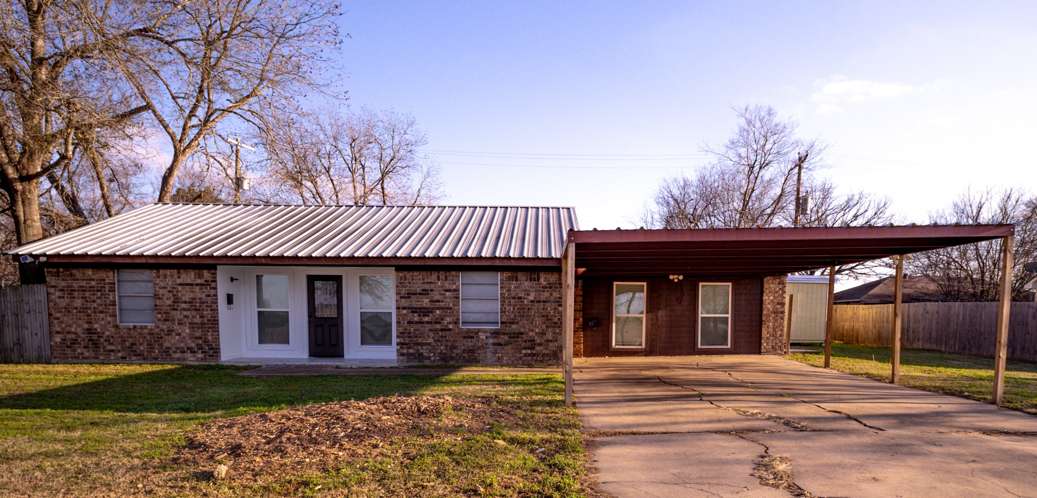 214 North Calhoun Street Groesbeck, TX 76642 - Photo 2 of 20 a front view of a house with garden