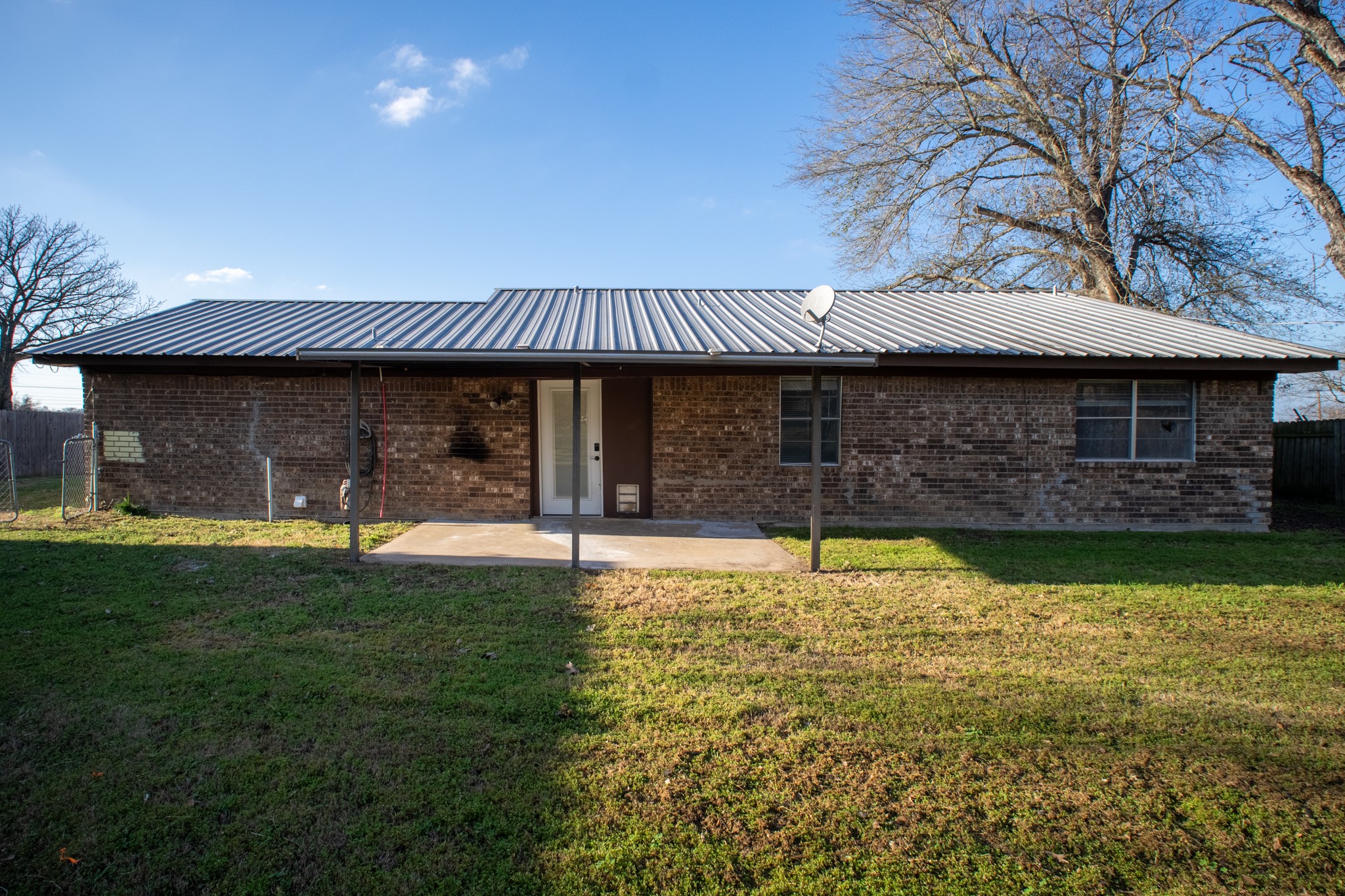 214 North Calhoun Street Groesbeck, TX 76642 - Photo 3 of 20 a front view of a house with a garden